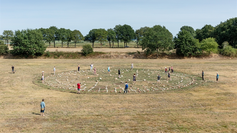 Sieger Baljon, 'Broncode (deze menigte maakte mij)', performatieve installatie in het Drentse landschap voor Into Nature, i.s.m. Station Noord, juni - september 2022. © Hanne van der Velde